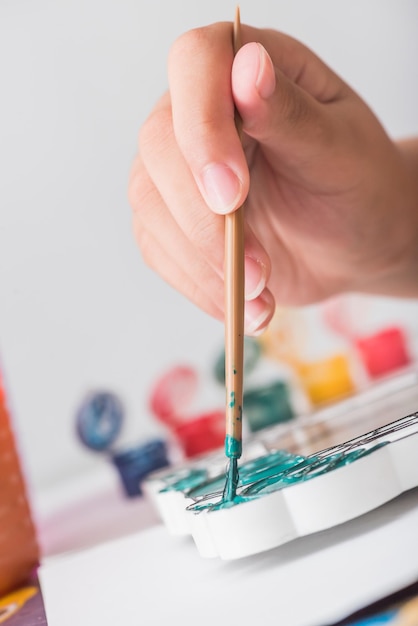 Les enfants apprennent le coloriage et la peinture en classe.