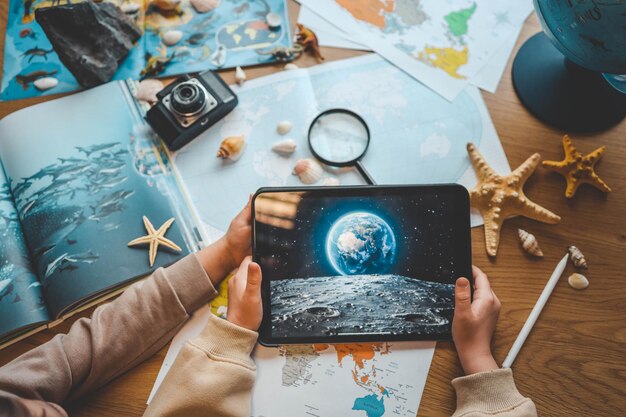 Photo les enfants apprennent le concept d'étude de la géographie