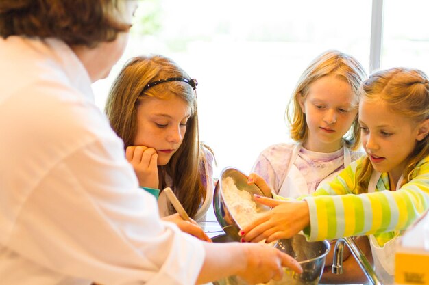 Les enfants apprennent à cuisiner dans un cours de cuisine.