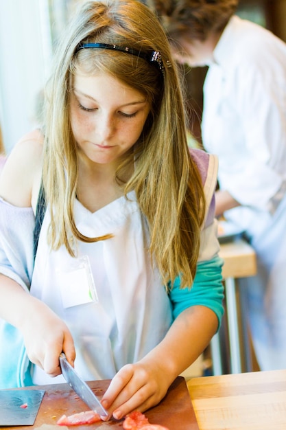 Les enfants apprennent à cuisiner dans un cours de cuisine.