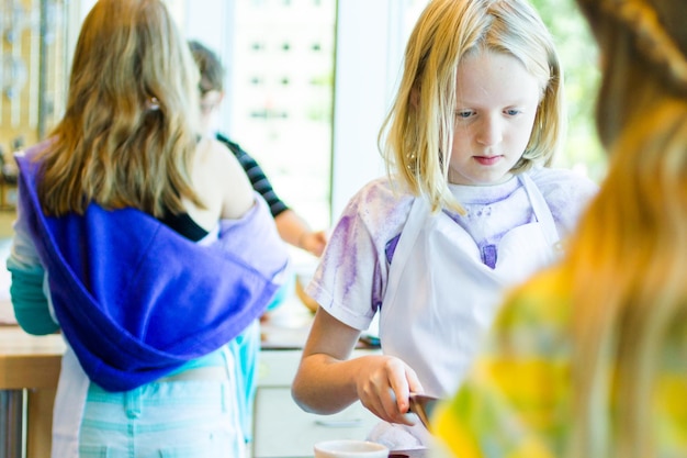 Les enfants apprennent à cuisiner dans un cours de cuisine.