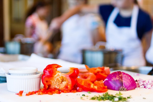 Les enfants apprennent à faire des fettucini frais avec du poulet, des poivrons rouges et du pesto de basilic.