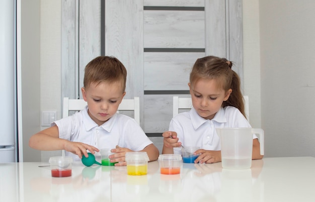 Les enfants apprennent à mélanger différentes couleurs avec de l'eau et de la peinture. Développement précoce. Expériences ou observations chimiques et scientifiques. . Le concept de la science de l'éducation. Mise au point sélective.