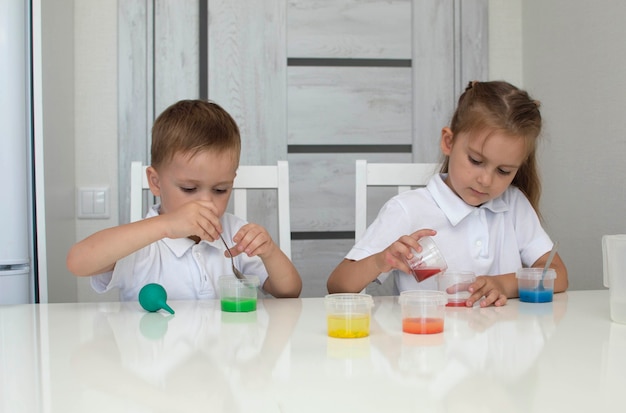 Les enfants apprennent à mélanger différentes couleurs avec de l'eau et de la peinture. Développement précoce. Expériences ou observations chimiques et scientifiques. . Le concept de la science de l'éducation. Mise au point sélective.