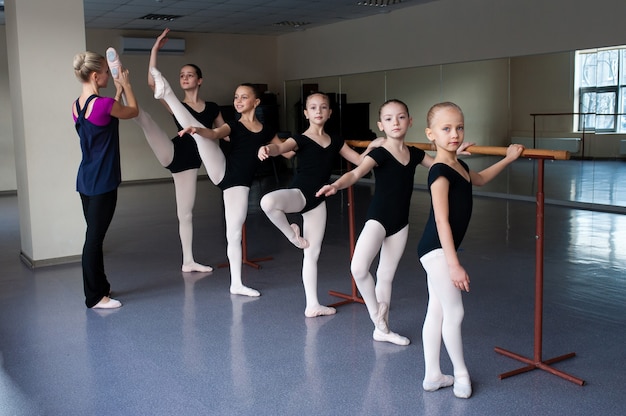 Les enfants apprennent des positions de ballet dans la chorégraphie.