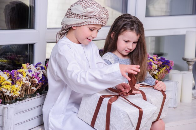 Enfants arabes déballant le cadeau.