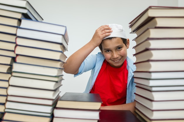 Enfants arabes musulmans avec beaucoup de livres dans la bibliothèque