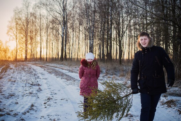 Enfants avec arbre de Noël