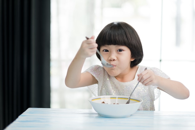 Les enfants asiatiques aiment manger de la nourriture