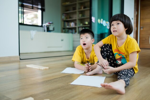 Les enfants asiatiques apprennent l'école à domicile en ligne