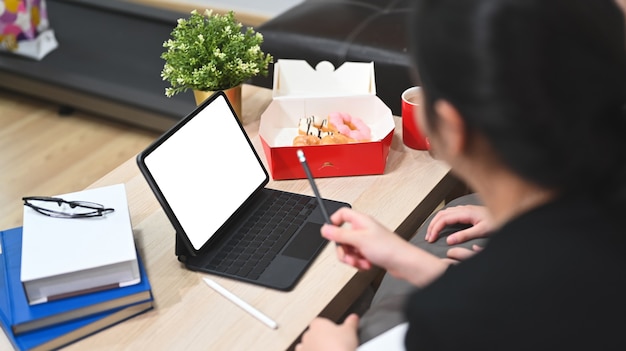 Enfants asiatiques ayant appris des cours en ligne avec un tuteur personnel sur une tablette informatique à la maison.