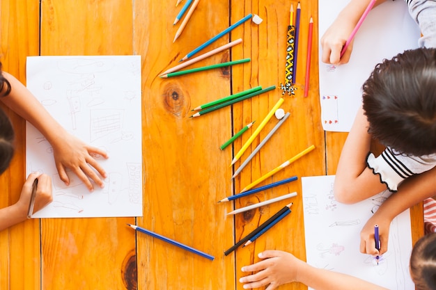 enfants asiatiques dessin et peinture avec crayon ensemble