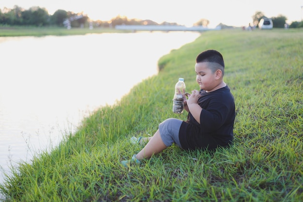 Les enfants asiatiques explorent