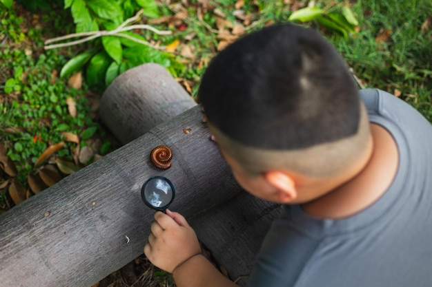 Les enfants asiatiques explorent