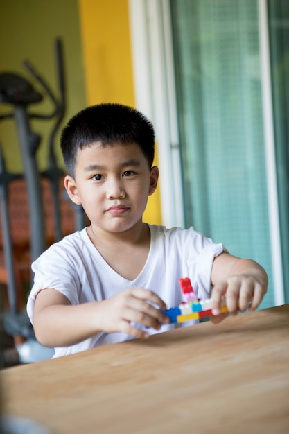 Enfants Asiatiques Jouant Au Jouet à La Maison Salon