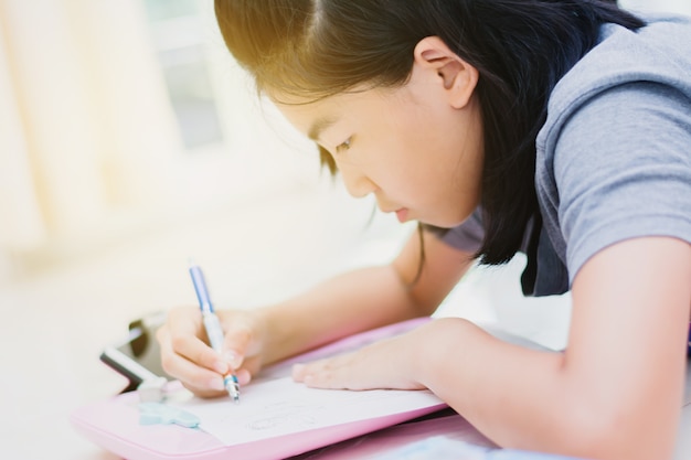 Enfants asiatiques mignons dessin dessin animé à la maison le matin