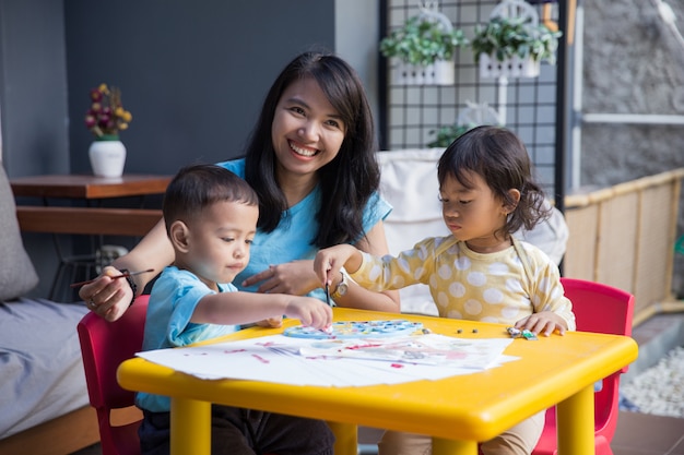 Enfants asiatiques peinture et dessin