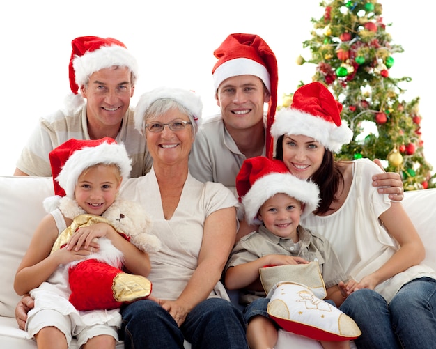 Enfants assis avec leur famille tenant des bottes de Noël