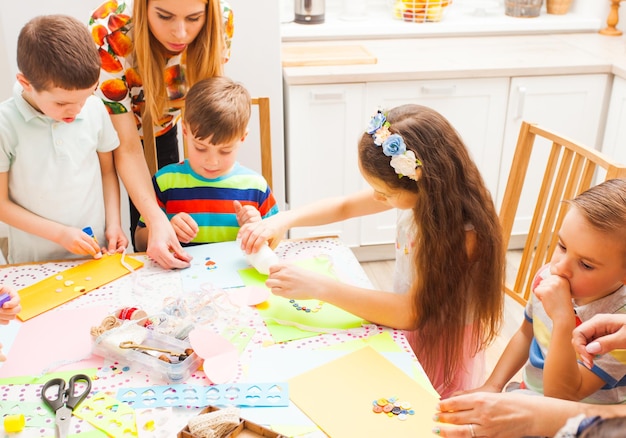 Les enfants assistent à une masterclass et fabriquent de jolies cartes postales avec leurs mères