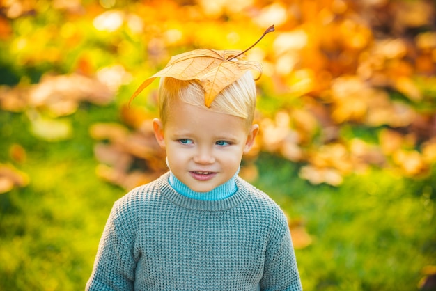 Enfants en automne parc sur fond de feuille jaune.