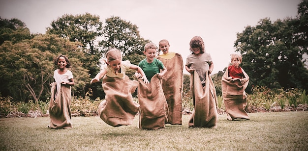 Enfants ayant la course en sac