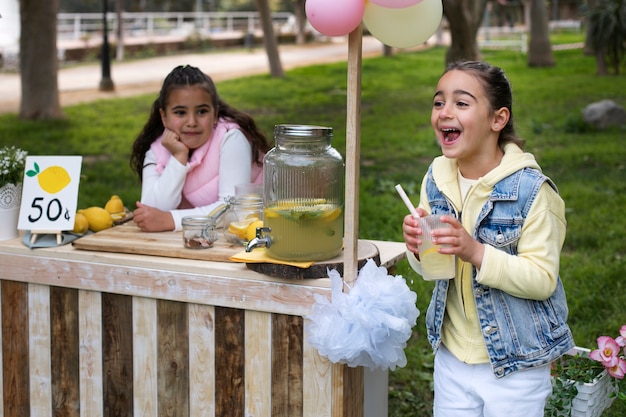 Photo enfants ayant un stand de limonade