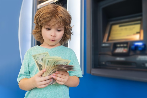 Enfants bancaires et financiers investissements tirelire économiser de l'argent enfant avec des dollars