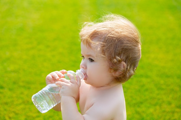 Enfants bébé eau potable adorable enfant bébé eau potable de la bouteille en plein air