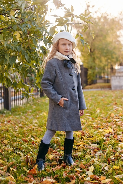 Enfants bébé en vêtements de printemps automne rétro