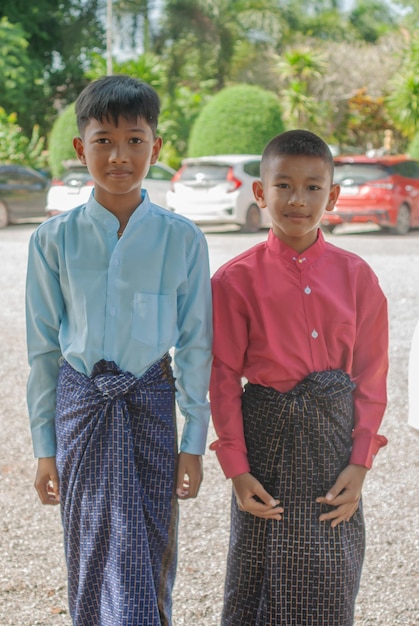 Les enfants birmans s'habillent en costumes nationaux Venez participer au festival Kathin