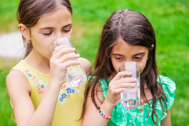 Les enfants boivent de l'eau propre dans la natureselective focus