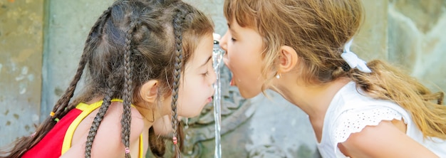 Des enfants boivent de l'eau d'une source à Borjomi, en Géorgie.