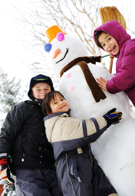 enfants et bonhomme de neige