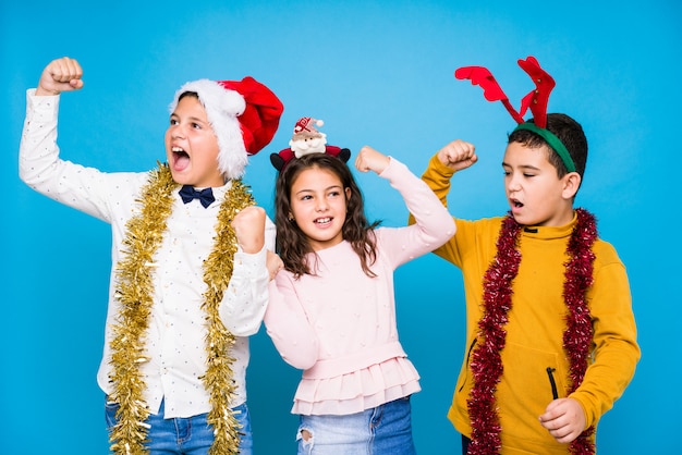 Enfants célébrant le jour de Noël faisant des expressions