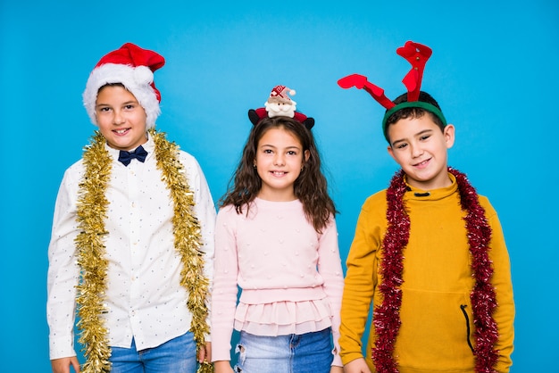 Enfants célébrant le jour de Noël faisant des expressions