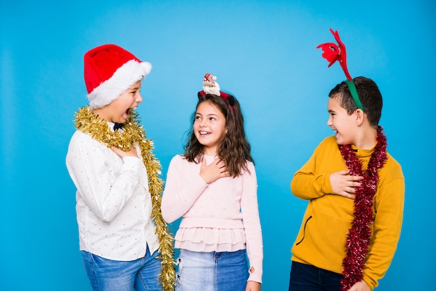 Enfants célébrant le jour de Noël faisant des expressions