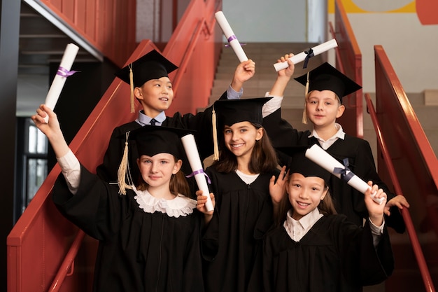 Enfants célébrant l'obtention du diplôme de maternelle