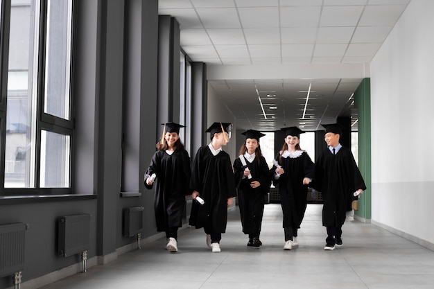 Enfants célébrant l'obtention du diplôme de maternelle