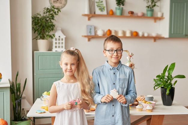 Enfants célébrant Pâques avec de la nourriture