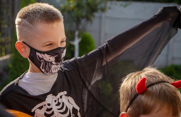 Les enfants célèbrent Halloween déguisés. Mise au point sélective.