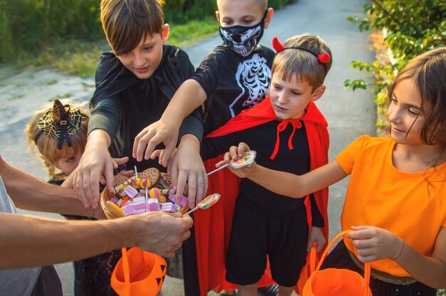 Les enfants célèbrent Halloween déguisés. Mise au point sélective.