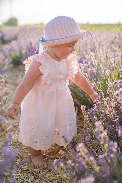 Enfants sur le champ de lavande heureux Harmonie avec la nature