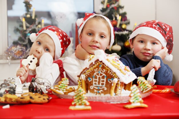 Enfants en chapeaux de Père Noël décoration maison en pain d'épice