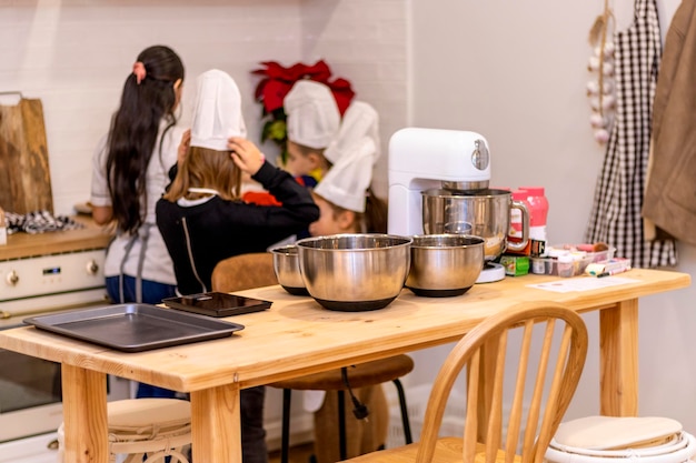 Photo les enfants chefs se lavent les mains avant de cuisiner