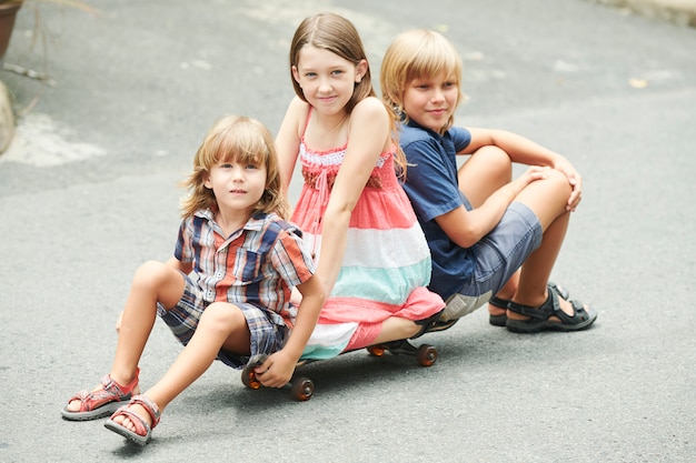 Enfants à cheval sur longboard