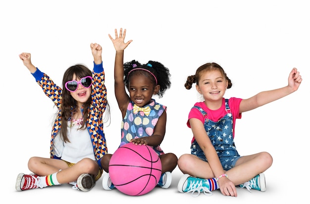 Enfants, copines, sourire, bonheur, basket-ball, convivialité, studio, portrait