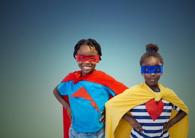 Enfants en costume de super-héros debout avec les mains sur les hanches