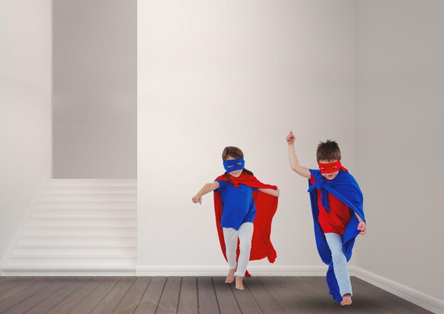 Enfants en costume de super-héros jouant à la maison