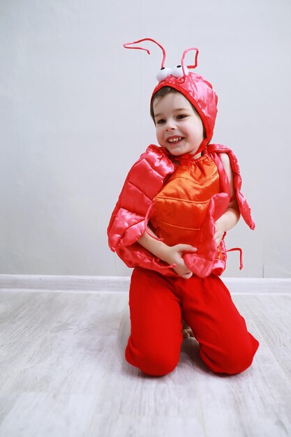 Enfants en costumes de carnaval intelligents sur fond uni Costume de créatures féeriques de la mer Sirène et crabe