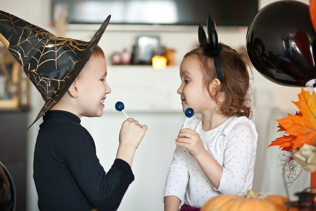 Enfants en costumes de sorcière et de diable pour Halloween
